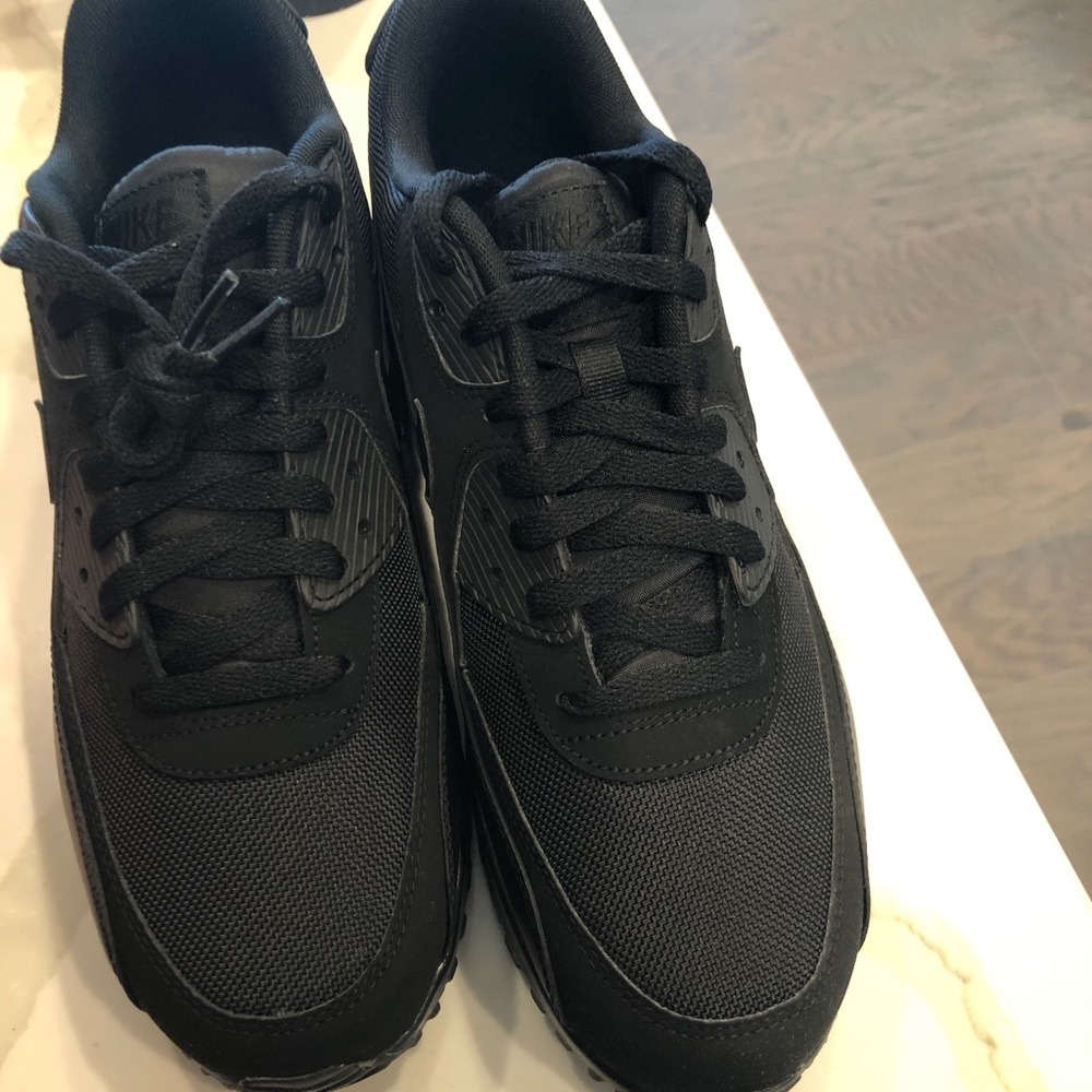 NIKE AIR MAX   90 ESSENTIAL BLACK MENS SIZE 10.5. NEW!!!